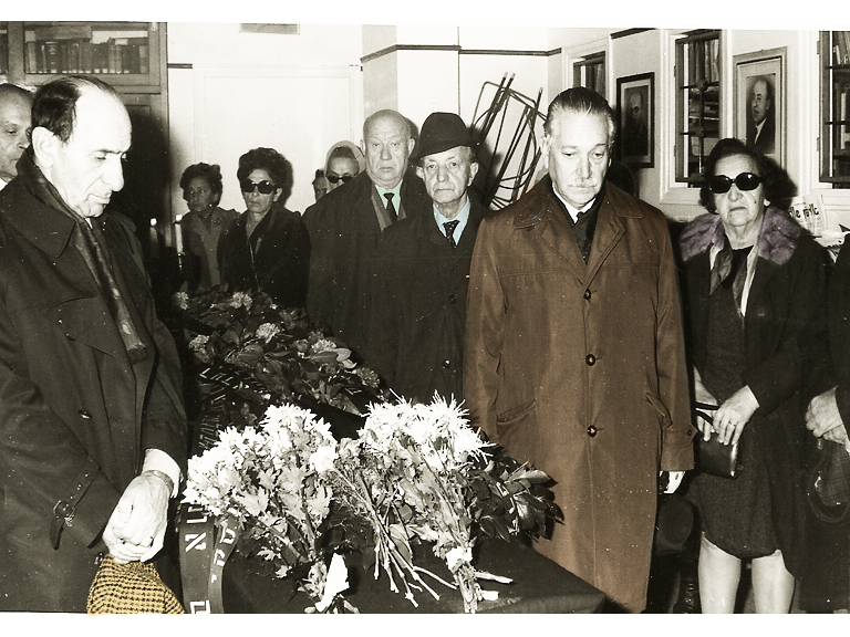 משמר כבוד לארטוסקי. סוצקבר מימין