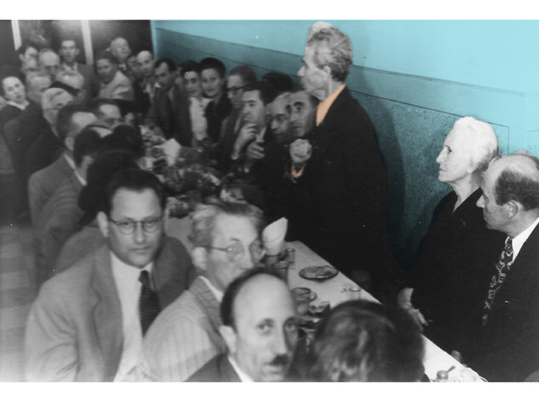 אסיפת בונדאים בבית ברית העבודה. יושבת מימין: איטה צלביץ'. עומד לידה: בן ציון צלביץ'