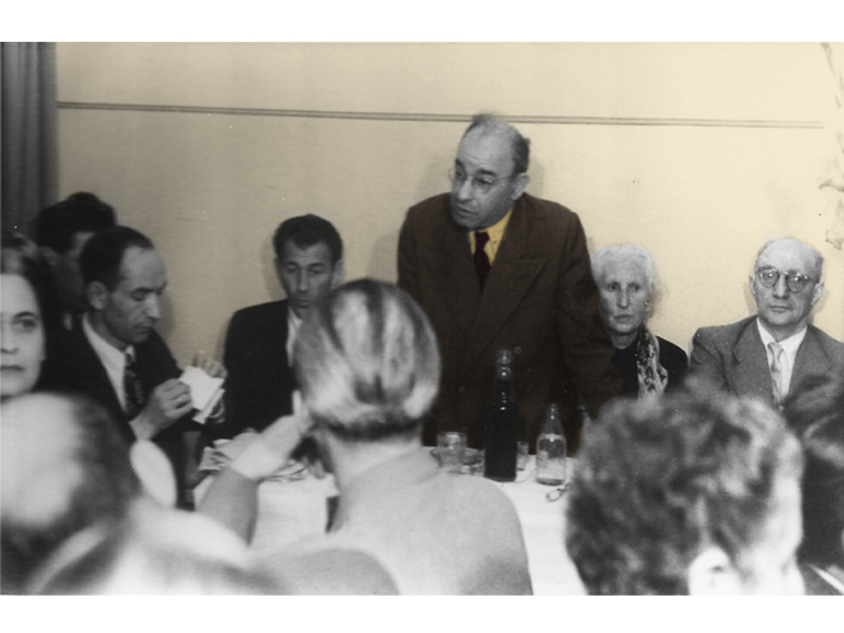 ארטוסקי וחברים באסיפה