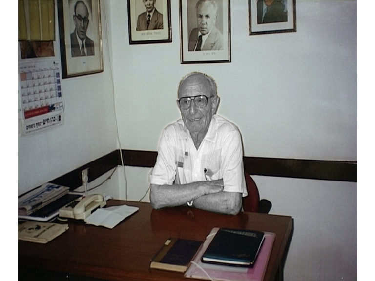 יוסף פריינד על שולחן המזכיר בבית ברית העבודה