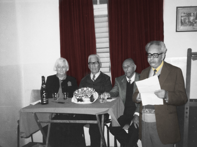 אהרון שפירא בנאום לכבוד האחד במאי. יושבים מימים לשמאל: מנדל שיין, בונדאי, דינה שיין