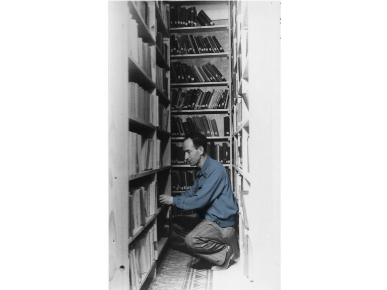 מסדרים הספרייה בבית ברית העבודה