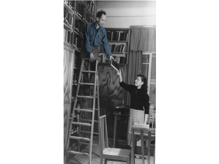 מסדרים הספרייה בבית ברית העבודה